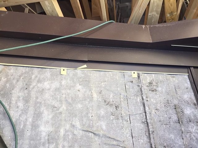 下屋根に防水紙と板金